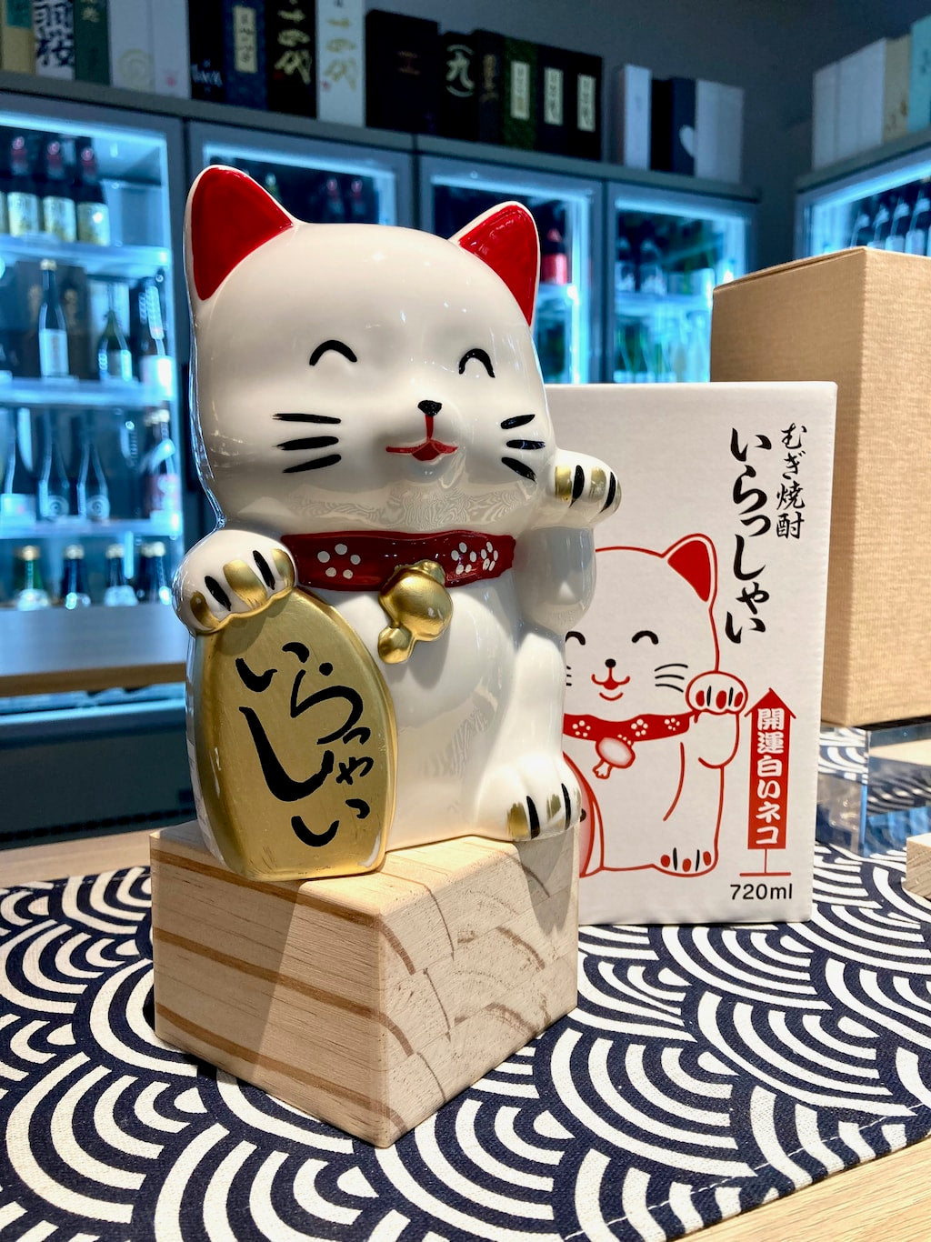 藤居酒造 開運白色招財貓 麥燒酎 720ml 禮盒裝
