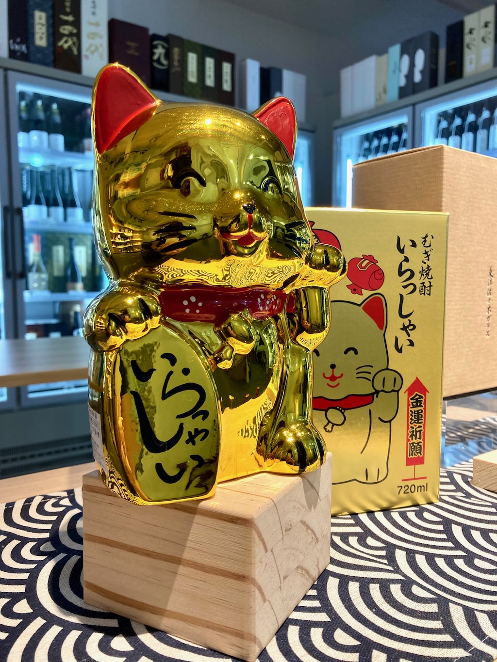藤居酒造 金運金色招財貓 麥燒酎 720ml 禮盒裝